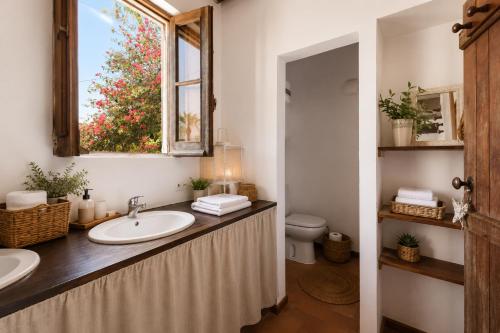 a bathroom with two sinks and a window at Monte da Lagoa in Altura