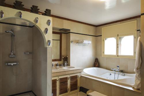 a bathroom with a bath tub and a sink at Villa Quieta in Essaouira