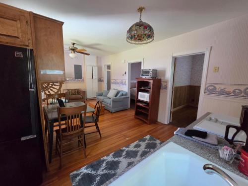a kitchen and living room with a table and a couch at Mrs Hippie Inn in Alma