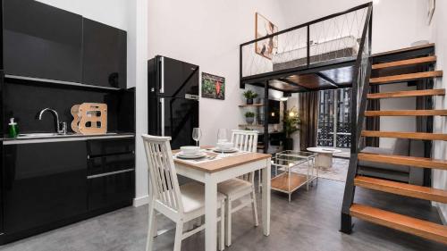 Free housekeeping visits during your stay - StayShort - Studio Unit in JVC Sleeps 3 with Balcony