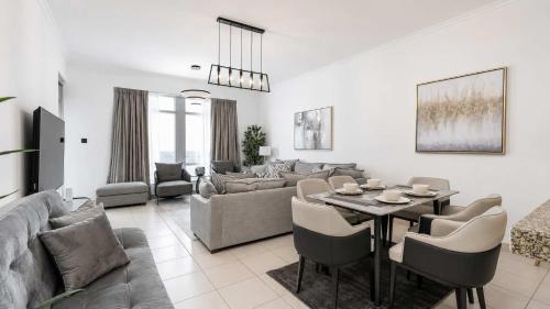 Free housekeeping visits during your stay - StayShort - Downtown Dubai Apartment with Private Balcony Sleeps 3