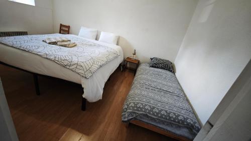 a small bedroom with a bed and a small bedskirts at L'Ecrin de l'Abreuvoir in Marnay