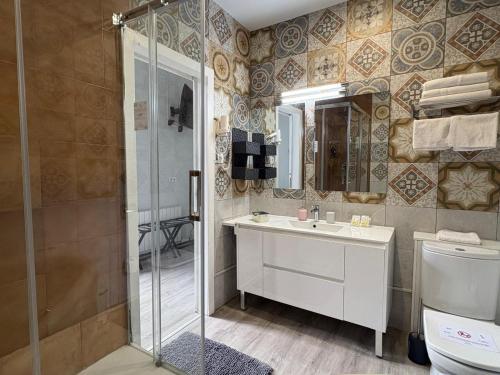 ein Badezimmer mit Dusche, Waschbecken und Toilette in der Unterkunft Hotel Ginebra in Barcelona