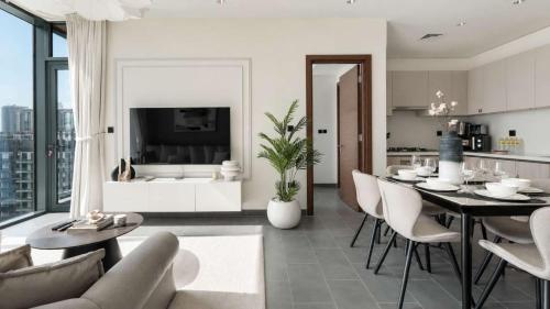 Free housekeeping visits during your stay - StayShort - Premium Meydan One Stay Perfect for 6 Guests