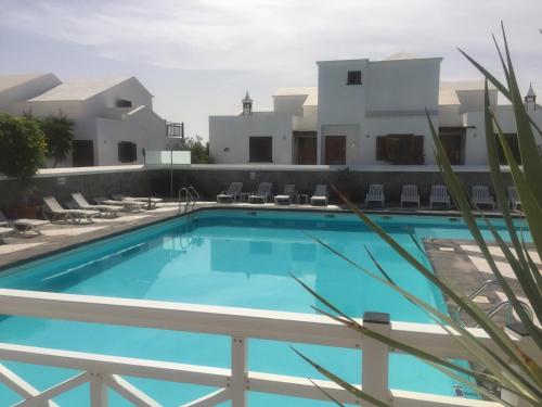 vistas a la piscina desde el balcón de un hotel en El Descansito con Wifi gratis, en Playa Honda