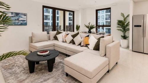 Free housekeeping visits during your stay - StayShort - Elegant & Spacious 4BR for Families in Creek Harbour