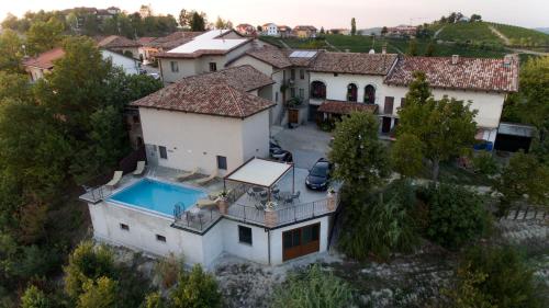 an aerial view of a house with a swimming pool at Agriturismo Rivella in Barbaresco