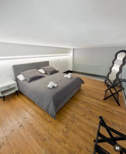 ein Schlafzimmer mit einem Bett, auf dem zwei Handtücher liegen in der Unterkunft The loft 87 in San Giovanni in Fiore