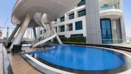 Free housekeeping visits during your stay - StayShort - Deluxe Studio in Al Barsha with Pool and Gym Access Sleeps 2