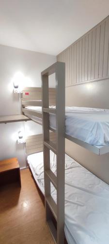 a room with two bunk beds and a table at Studio 4 Personnes côté Sud in Superdevoluy