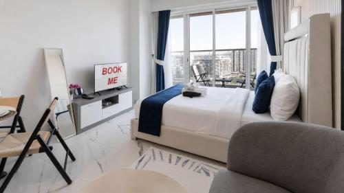 Free housekeeping visits during your stay - StayShort - Serene Studio in Al Barsha Sleeps 2