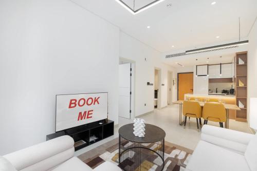 Free housekeeping visits during your stay - StayShort - JVC 2BR that sleeps 3 with a Tennis Court