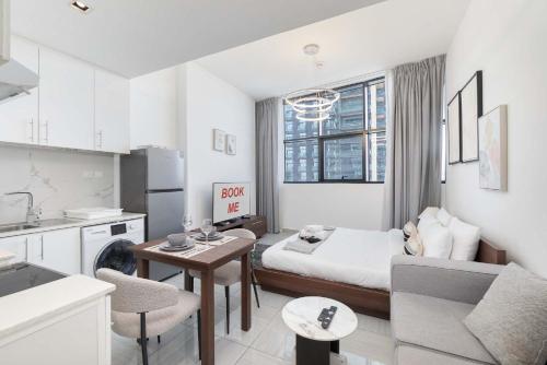 Free housekeeping visits during your stay - StayShort - JVC Apartments Sleeps 2 in a Great Location