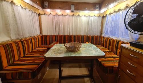 a small booth with a table and a basket on it at Quiet caravan in nature on Mur cycle path in Feldkirchen bei Graz