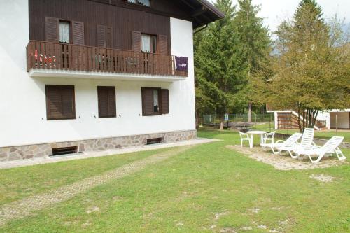 un edificio con due sedie e un balcone di Casa Pineta a Ledro