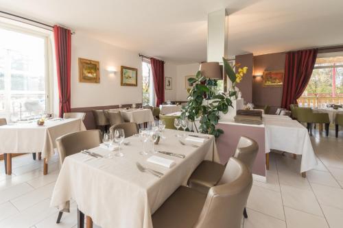 Un restaurant sau alt loc unde se poate mânca la Logis Hôtel Le Jabron