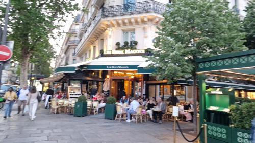 2minute gare Montparnasse ,center, a ,5 minute Eifel tour ,Louvre meusm ,1 mins Notre Dame of Paris ,front metro, aesome place