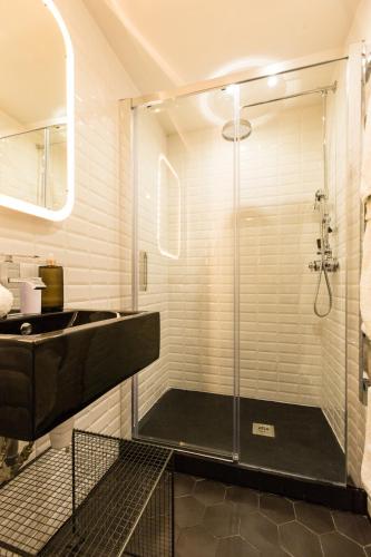 une salle de bain avec douche et lavabo dans l'établissement Moulin -Old Town, à Nice