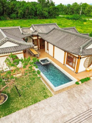 an overhead view of a house with a swimming pool at Krajokkaew Inyeon Khao Yai in Ban Khlong Yang