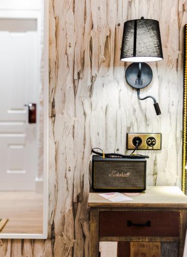 a table with a radio and a lamp on it at Pensión Boutique Caravan Cinema in Bilbao