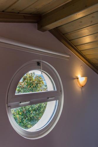 a circular window in a room with a light at Villa Magnolia in Ioannina