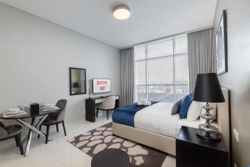 Free housekeeping visits during your stay - StayShort - Cozy Damac Hills Studio for 2 with Pool Access