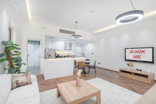 Free housekeeping visits during your stay - StayShort - Relaxing JBR Apartment with Pool & Balcony for 4