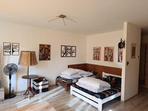 ein Schlafzimmer mit zwei Betten und einer Lampe in der Unterkunft Borne Militaria 46m dla 5 osób kody przed przyjazdem w wiadomości od operatora in Borne Sulinowo