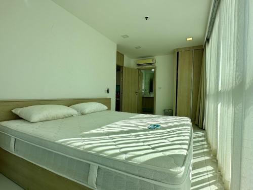 a bedroom with a large bed with white sheets at DOR ApartHotel in Chişinău