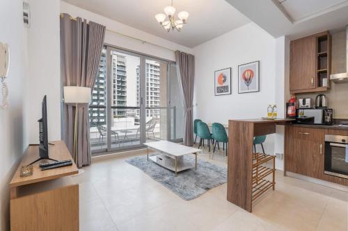 Free housekeeping visits during your stay - StayShort - Elegant 1BR Apartment in Jebel Ali with Pool