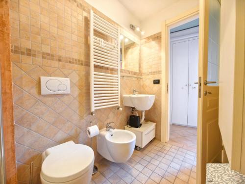 a bathroom with a toilet and a sink at Rivierarent Casa Nemo in Finale Ligure