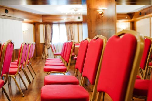 a row of red chairs in a room at Hotel Villa Traiano in Benevento