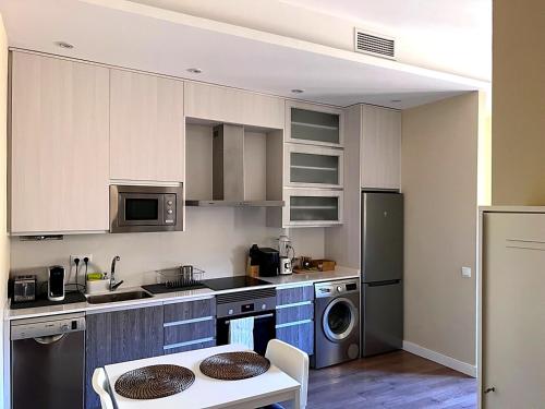 Apartment in monumental square Madrid Center