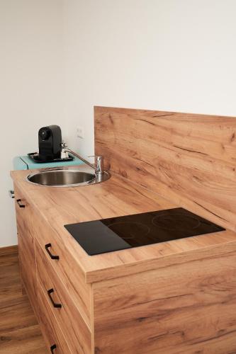 a wooden counter top with a sink and a sink at CalmApart Firmenrechnung mit MwSt in Kleinkötz