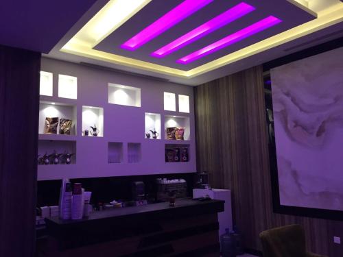 una camera con una parete viola e un soffitto viola di Rukon Buotat 15 a Riyad