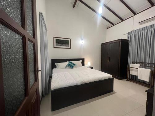 a bedroom with a bed in a room at Cactus Piliyandala in Piliyandala