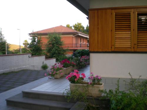 a garden with flowers inpots on the side of a house at Villa Ara Dell'Etna in Pedara