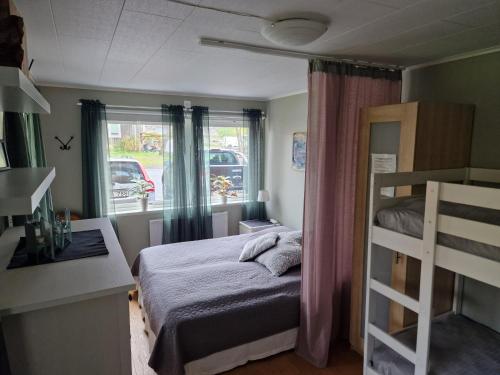 a small bedroom with a bed and a window at Skärgårdsidyll på Björkö med gångavstånd till havet in Skarvik