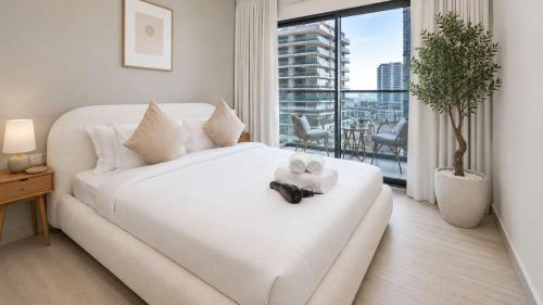 Free housekeeping visits during your stay - StayShort - Contemporary 1BR Home at Binghatti Amber
