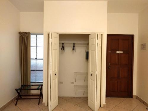 an empty room with a door and a closet at Hotel El Almendro in Managua