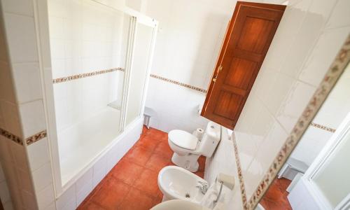 a bathroom with two toilets and a shower at El Cuelebre in Arancedo