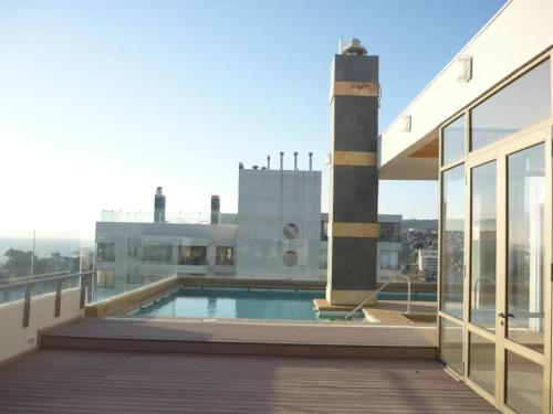 una piscina en la azotea de un edificio en Apartamento Franja, en Viña del Mar