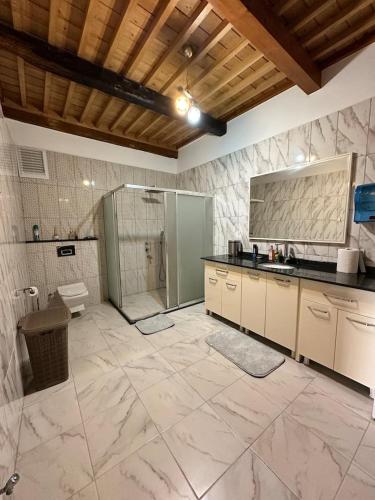a large bathroom with a sink and a shower at Villa Historyka in Alanya