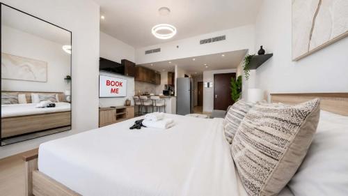 Free housekeeping visits during your stay - StayShort - Chic Studio Apartment in Sports City - Sleeps 2