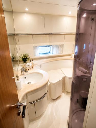 a bathroom with a sink and a tub at Captain Cangrejo Yacht in Cádiz