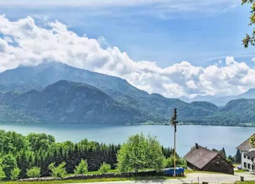a view of a lake with mountains in the background at Das Mondsee-Retreat in Innerschwand