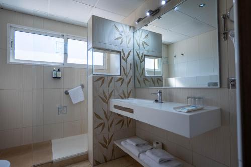 a bathroom with a sink and a mirror at Hotel Porto Calpe in Calpe