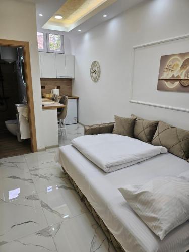 ein großes Bett in einem Zimmer mit Küche in der Unterkunft Studio centar Lazic 2 in Šid