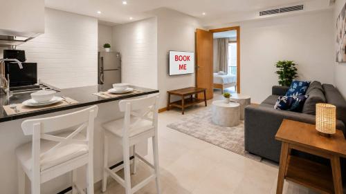 Free housekeeping visits during your stay - StayShort - Contemporary 1BR in Dubai Marina Sleeps 4