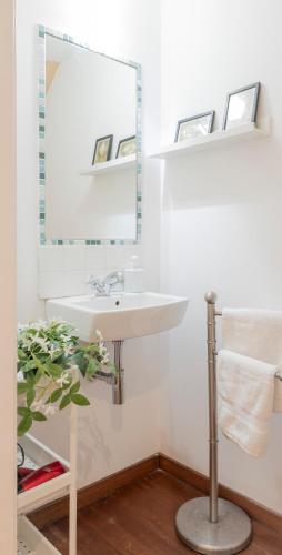 a bathroom with a sink and a mirror at PISO CON TERRAZA in Ribadeo